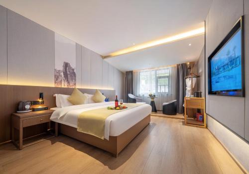 Wulingyuan Hôtel | GUI YUAN ZHEN PIN HOTEL- Approximately 3 kilometers from the East Gate of Zhangjiajie National Forest Park - Free one-way pick-up or drop-off service for over 3 nights - English speaking customer service