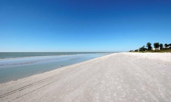 Sanibel Copropriété | Gulf-View Comfort Awaits: Stylish 2BR Beachfront Condo at Pointe Santo
