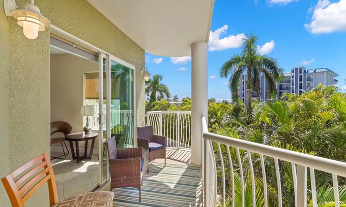 Treasure Island Copropriété | Gulfview Getaway | Stunning Views Walk to Beach & Dining