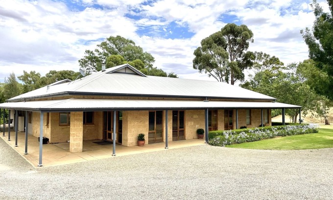 Upper Wakefield Maison | Gullyview Getaway amongst sprawling vineyards in Clare Valley