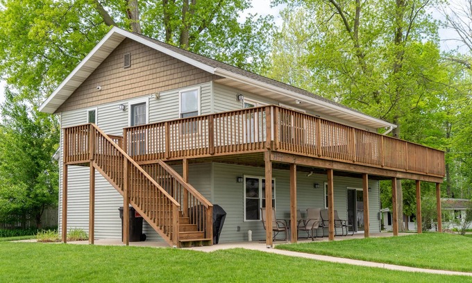 Shelbyville Maison | Gun Lake home w/private lot, dock, and tons of parking!
