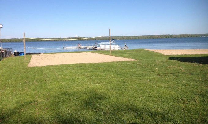 Shelbyville Cottage | Gun Lac Location de vacances, Plage de sable, des quais, des tables de pique-nique, les enfants jouent parc