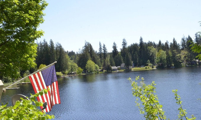 McKenna Maison | Guppies Lake Cottage - Private Access Lake Dock, close to Mt. Rainier