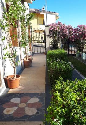 Guspini Maison | Guspini-Casa vacanze con giardino IUN R1321