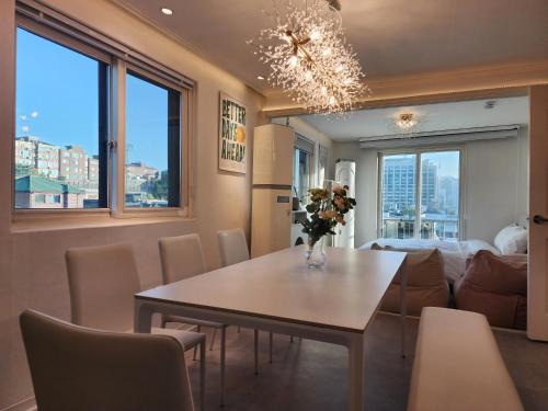 Gahoe-dong Appartement | Gyedong byeolchae, Bukchon hanok village & Namsan tower city view Warm morning sunshine Tranquil Rest