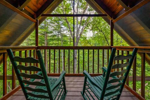 Little Creek Falls Maison | GYPSY ROAD - Privacy! Log Cabin with Hot Tub, WiFi, DirecTV and Arcade