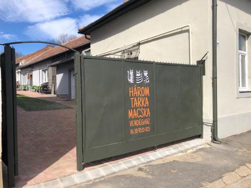 Sarospatak Maison | Három Tarka Macska Apartmanok