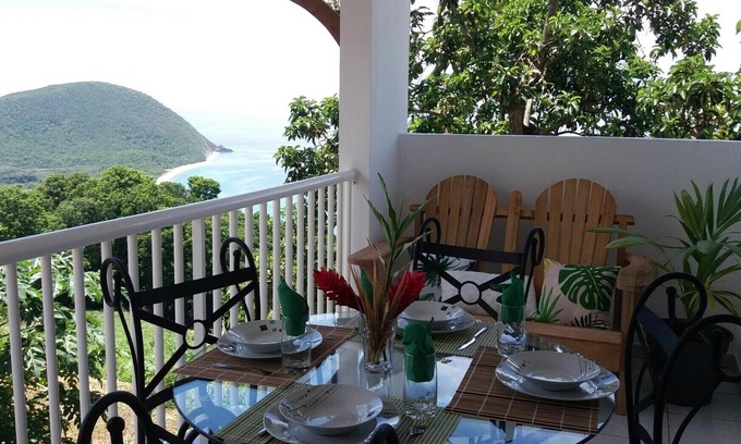 Cafeiere Villa | Admire and enjoy the view of "GRANDE ANSE" every day at the Escale Panoramik