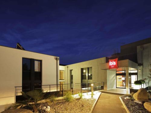 Ploumagoar Hôtel | Hôtel ibis Guingamp Cœur de Bretagne