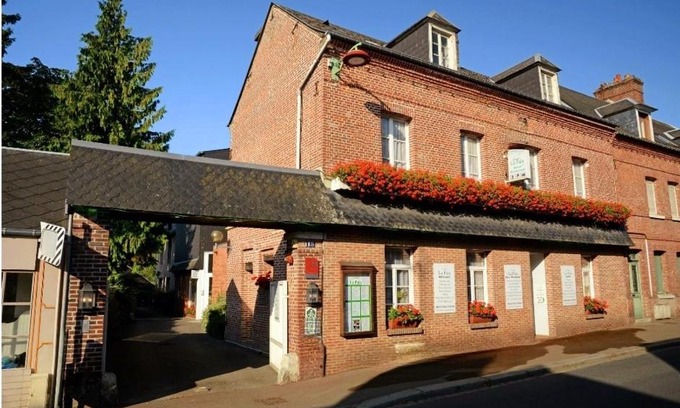 Forges-les-Eaux Hôtel | Hôtel Restaurant La Paix La Robe et le Palais