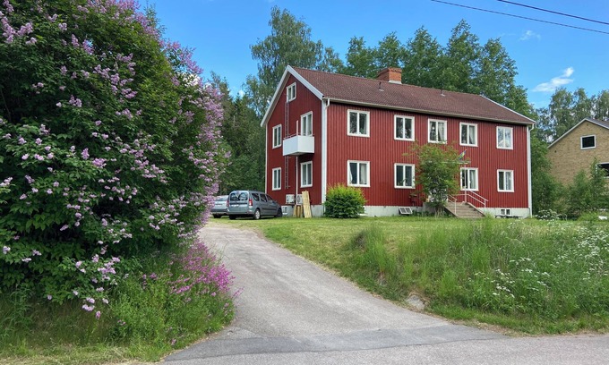 Korsberga Appartement | Hübsche Ferienwohnung in Småland, Badeplatz und Wanderwege am Haus, gr. Garten
