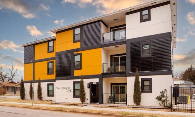 Asian District Copropriété | H2/H4/H6 Spacious & Urban Modern Condo - 3 units!
