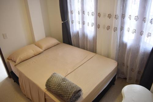 La Ceja Maison | Habitación con cama nueva doble y balcon privado cerca del parque principal