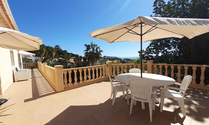 Pinar del Advocat Appartement | habitación con techo inclinado y vista al mar