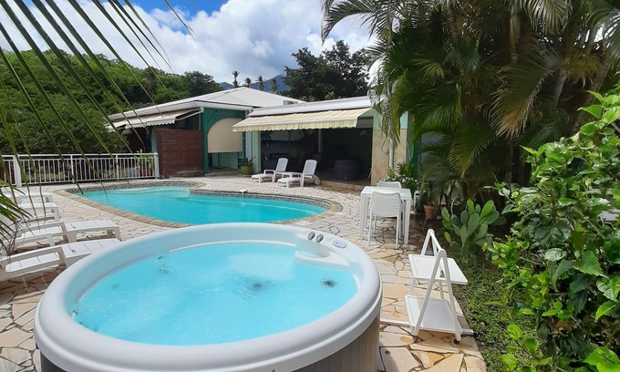Saint-Pierre Appartement | Studio Le Tamaya, piscine & jacuzzi vue mer au calme.