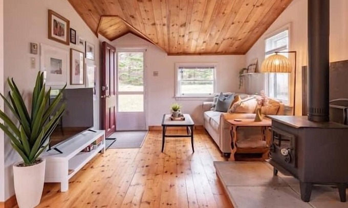 Glen Margaret Maison | Hackett's Cove Oceanfront Tiny Cottage for Two