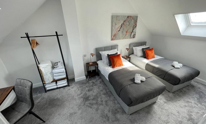 Tunstall Maison | HAFH ST5 Warwick 52 - 3 Bedroom New House with Wi-Fi