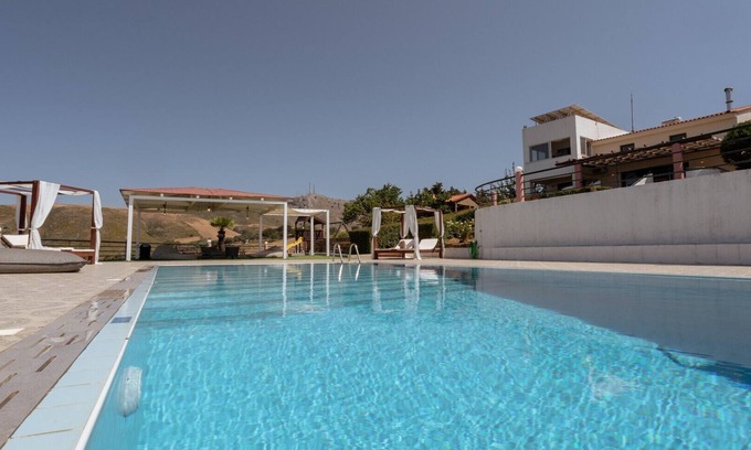 Somatas Villa | Halepa Hill! Superbe villa de 4 chambres, avec vue imprenable et piscine!
