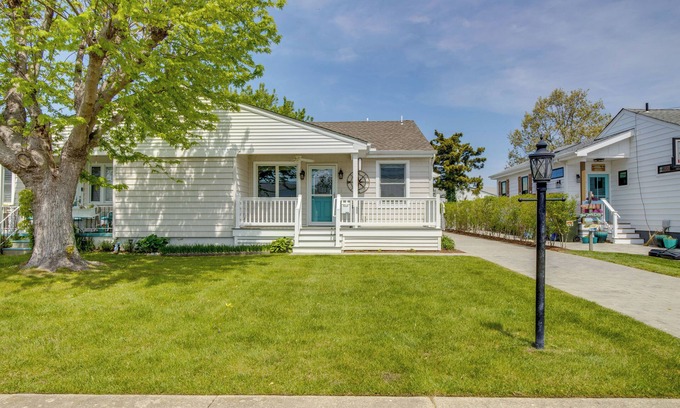 Village Green Maison | Half-Mi to Beach: Cape May Getaway w/Deck & Yard!