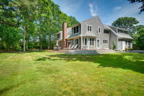 West Falmouth Maison | half Mi to Beach Stunning Home with Deck in Falmouth