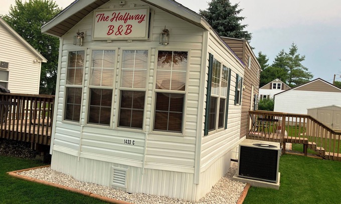 Hancock County Maison | Halfway Tiny House - 3 BR Small Town Iowa Rural Setting!