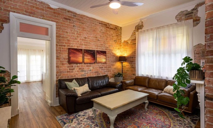 Hamilton Maison | Hamilton Hideaway Pet Friendly near Eateries and Entertainment