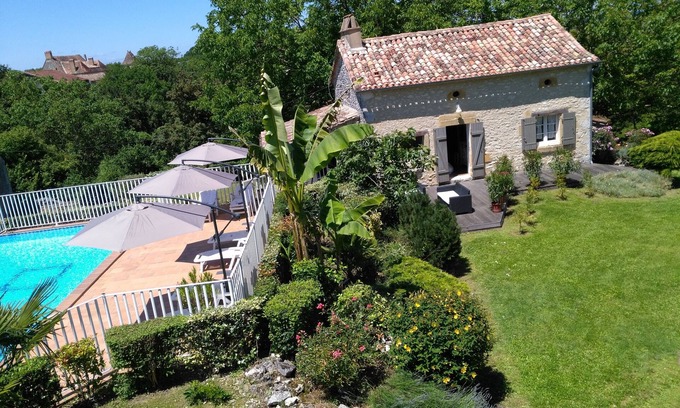 Lolme Maison | Hameau de 3 maisons de pierres autour d'une piscine