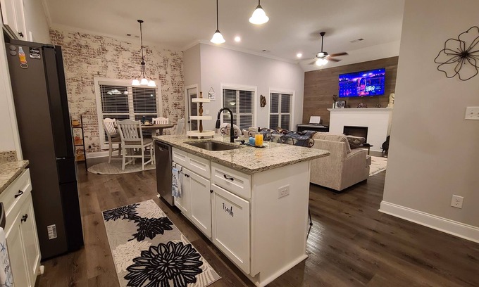 Houston County Maison | Hammock Patio House near Warner Robins Air Force Base area - better than a hotel