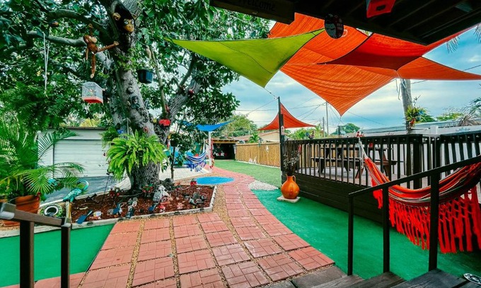 Little Ranches Maison | Hammocks & mini-golf! 10 mins from Beach!