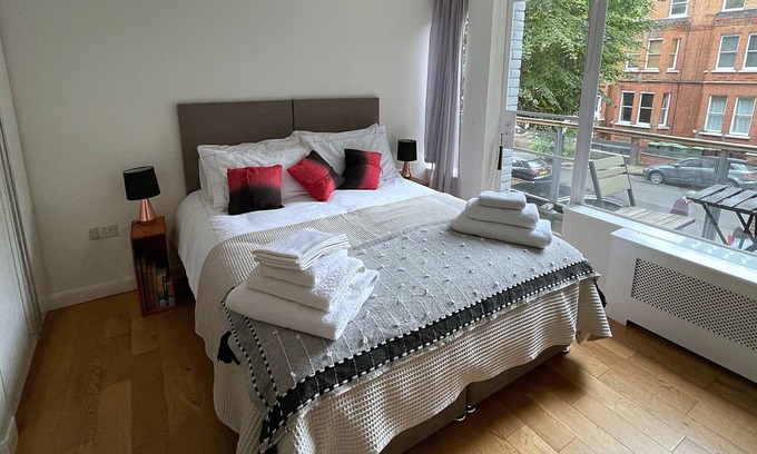 Frognal and Fitzjohns Maison | Hampstead haven - renovated standalone 2BR carriage house, off-street parking
