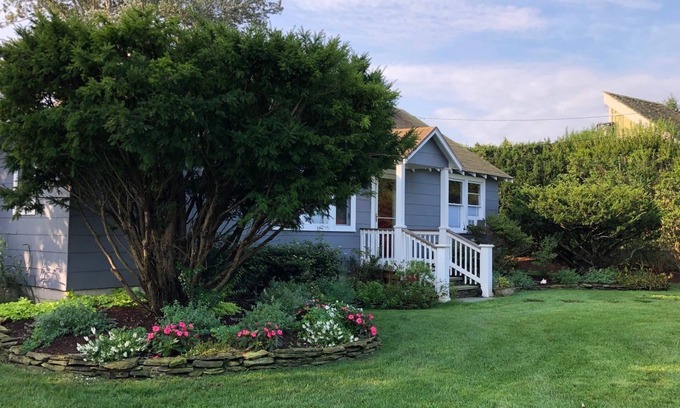 Shinnecock Hills Maison | Hamptons Charming Cottage off Peconic Bay -Oct to May