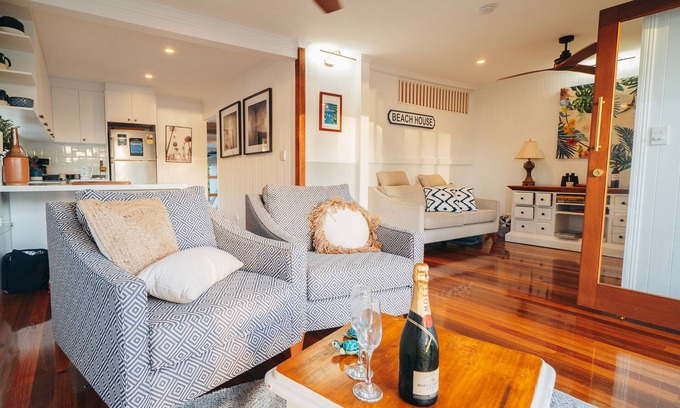 Bongaree Villa | Hamptons on Queen - Sunset Water Views