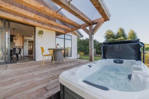 Prebbleton Maison | Hamptons Retreat - 1BR with Hot Tub and Fireplace