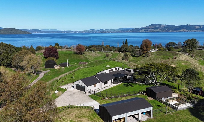 Hamurana Maison | Hamurana Lakeview Farmhouse Luxury Retreat 10 acre farm, Hamurana Luxury Lakeview Farmhouse w/anima.