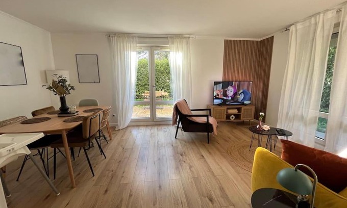 Montigny-le-Bretonneux Appartement | Hana Home 2 personnes jardin privatif business&family