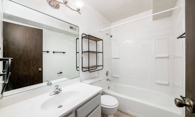 Northwest Columbus Appartement | Hancock - Resort Style Apartment with Queens Bed & Bath Tub