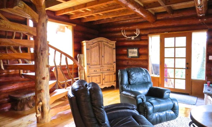 Otter Point Maison | Handsome Dan's at Otter Point