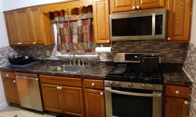 New Carrollton Maison | Handsome Home - 4 minutes close to Metro