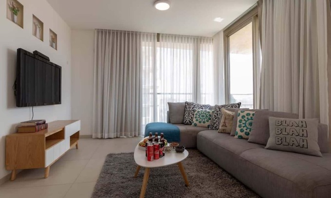 Jerusalem City Centre Appartement | Enjoy Views of Jerusalem from Chic Flat