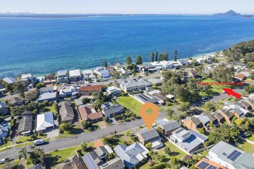 Corlette Maison | Hanks Corlette House, 49 Pantowora St - pet friendly, air con, boat parking, Wi-Fi