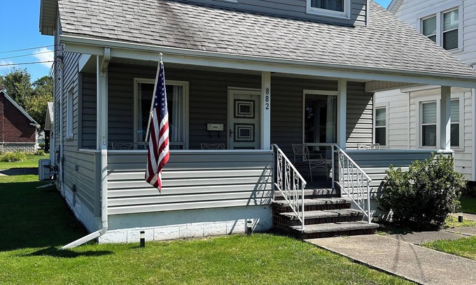 Conneaut Maison | Hanks Harbor, 1/4 mile from Marina and Beach