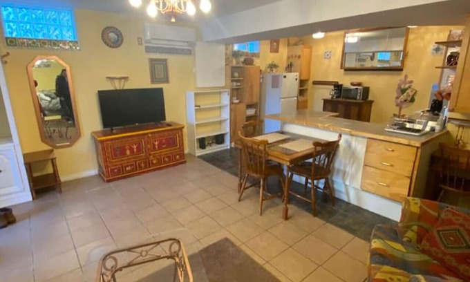 Castlegar Appartement | Hanna's Downtown Suite