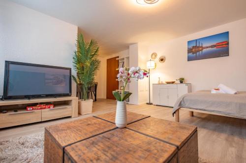 Ehmen Appartement | HANNIBAL - Studio-Apartment Iris 10, Parkplatz, Küche, WLAN, Nähe Autobahn