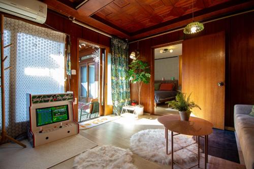 Seongbuk-dong Maison | Hanok Bookclub House
