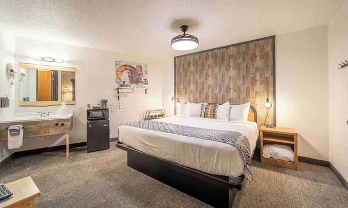 Pinnacles Entrance Badlands Hôtel | 5-Hansen Inn & Cabins, Room, Single King, Ground Floor, Dog Friendly, No Smoking