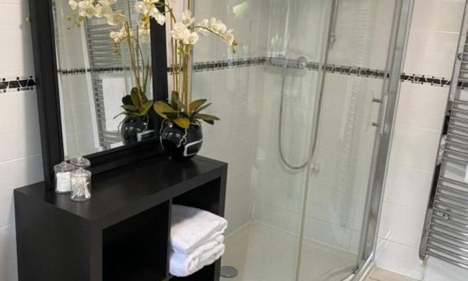 Hinckley Appartement | Hansom House beautiful furnished deluxe king size accommodation