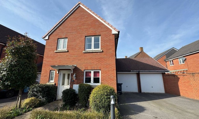 Swindon Maison | Hanwell House SN25 Long Stays Sleep 5 Free Parking