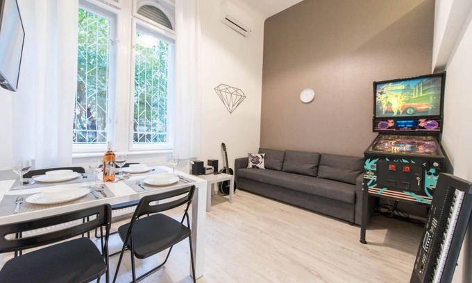 Nepszinhaz negyed Appartement | happy home Budapest DIAMOND Central located apartment with 80 039 s pinball machine