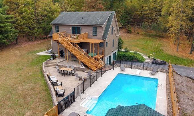 Cocolamus Maison | Secluded House | Hot Tub and Pool | Espresso Bar
