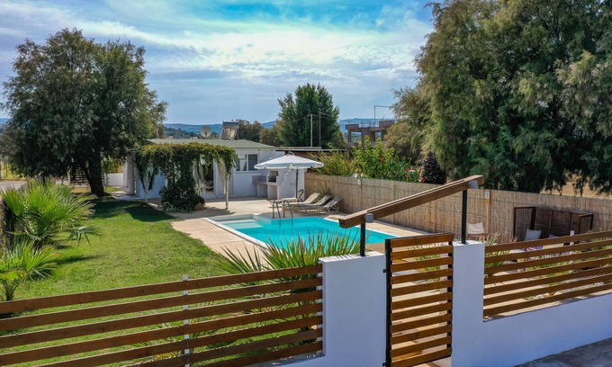 Pigianos Kampos Villa | Nouveau chalet moderne avec piscine privée, à côté de la plage et de la taverne